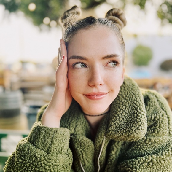 Meet your Posher, Kristen - Picture 1 of 2